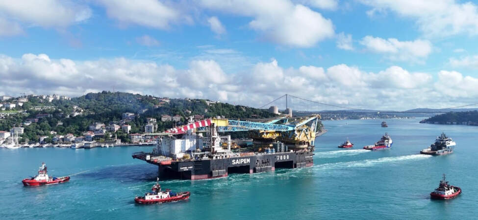 İstanbul Boğazı’ndan Geçen Dev Vinç Gemisi Havadan Görüntülendi