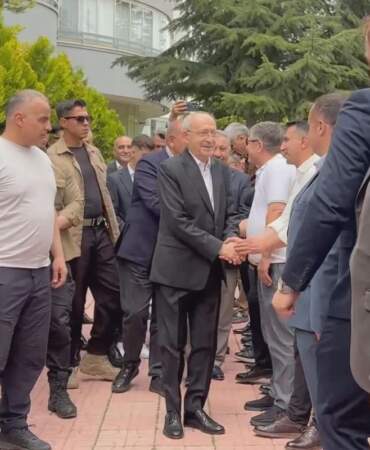 Kılıçdaroğlu evinin önünde partililerle bayramlaştı! Programa Gürsel Tekin de katıldı