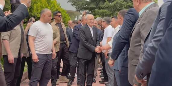 Kılıçdaroğlu evinin önünde partililerle bayramlaştı! Programa Gürsel Tekin de katıldı