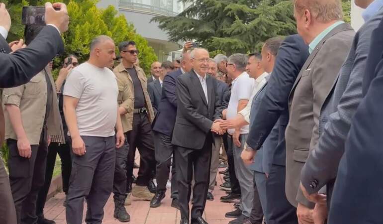 Kılıçdaroğlu evinin önünde partililerle bayramlaştı! Programa Gürsel Tekin de katıldı
