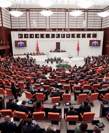 “Ayda yalnızca 8 gün sigorta”: Fahri öğreticilerin hakları Meclis gündeminde