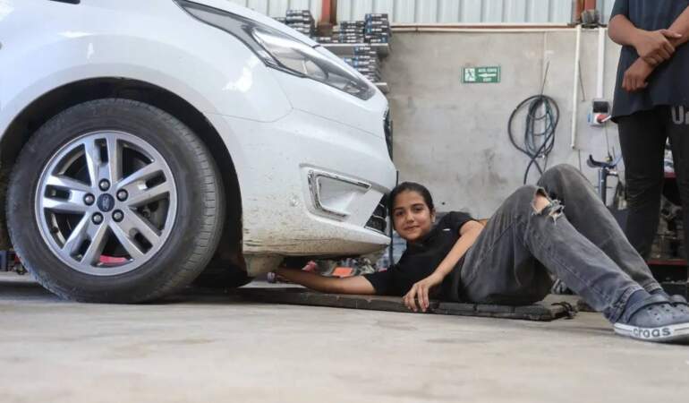 Sanayinin prensesi 7 yıldır arabalarla iç içe! Geleceğin ustaları da onun elinde yetişiyor
