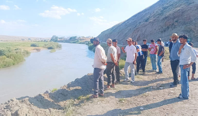 Muş’ta yürek yakan olay: Akarsuya düşen kardeşlerden biri öldü, diğeri aranıyor