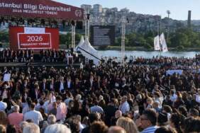 Bilgi Üniversitesi mezuniyetinde protesto: Rektör kürsüden inmek zorunda kaldı