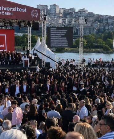 Bilgi Üniversitesi mezuniyetinde protesto: Rektör kürsüden inmek zorunda kaldı