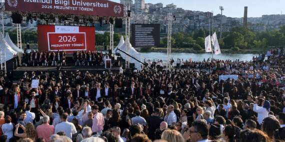 Bilgi Üniversitesi mezuniyetinde protesto: Rektör kürsüden inmek zorunda kaldı