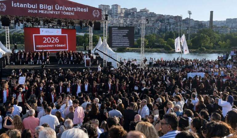 Bilgi Üniversitesi mezuniyetinde protesto: Rektör kürsüden inmek zorunda kaldı