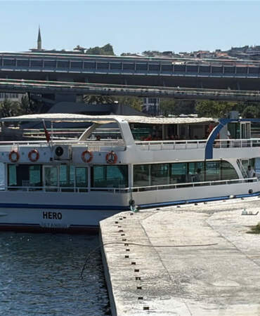 Haliç’te tur teknesi köprü ayağına çarptı: Denize düşen personel aranıyor