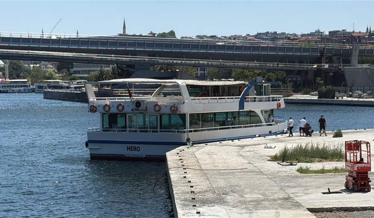 Haliç’te tur teknesi köprü ayağına çarptı: Denize düşen personel aranıyor