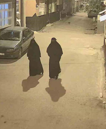 Adana’da çarşaflı hırsızlık: Yüzlerini gizleyip eve girdiler