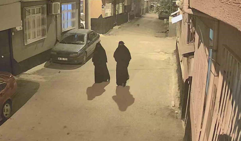 Adana’da çarşaflı hırsızlık: Yüzlerini gizleyip eve girdiler