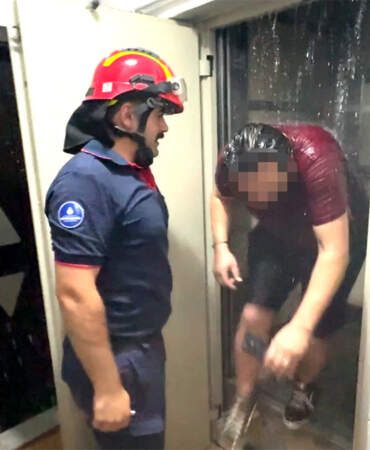 Avcılar’da ilginç kurtarma: Su vanasını söken adam asansörde mahsur kaldı