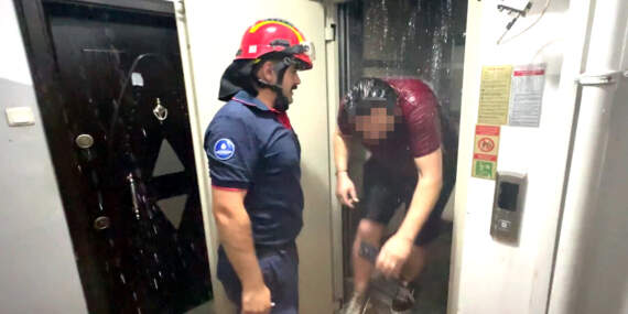 Avcılar’da ilginç kurtarma: Su vanasını söken adam asansörde mahsur kaldı