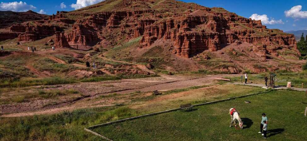 Nevşehir değil Erzurum! Kızıl güzellik yaz coşkusuna kavuştu
