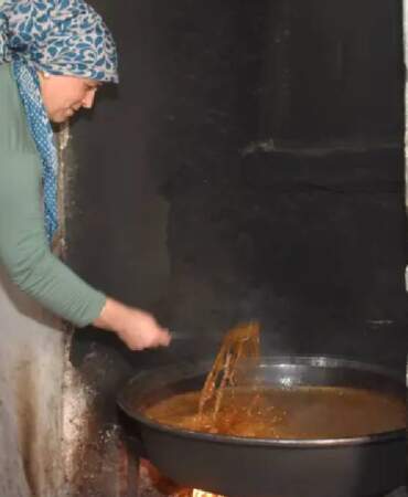 Hasat bitti kazan mesaisi başladı! Sıfır şekerle odun ateşinde saatlerce kaynıyor