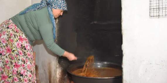 Hasat bitti kazan mesaisi başladı! Sıfır şekerle odun ateşinde saatlerce kaynıyor