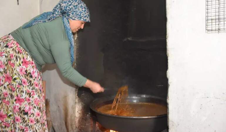 Hasat bitti kazan mesaisi başladı! Sıfır şekerle odun ateşinde saatlerce kaynıyor