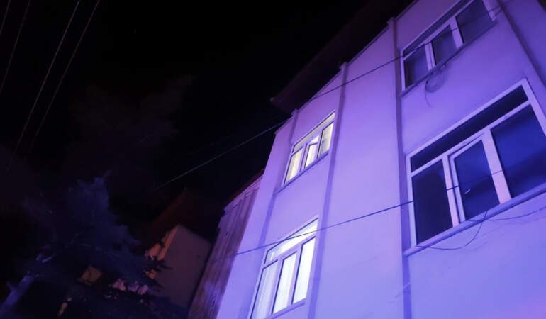 Aksaray’da akılalmaz olay! Eşinin eve almadığı 19 yaşındaki genç 3. kattan düşerek ağır yaralandı