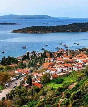 Çeşme’nin sakin balıkçı köyü! Binlerce yıllık gizli hazinesiyle göreni büyülüyor