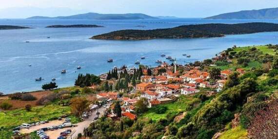 Çeşme’nin sakin balıkçı köyü! Binlerce yıllık gizli hazinesiyle göreni büyülüyor