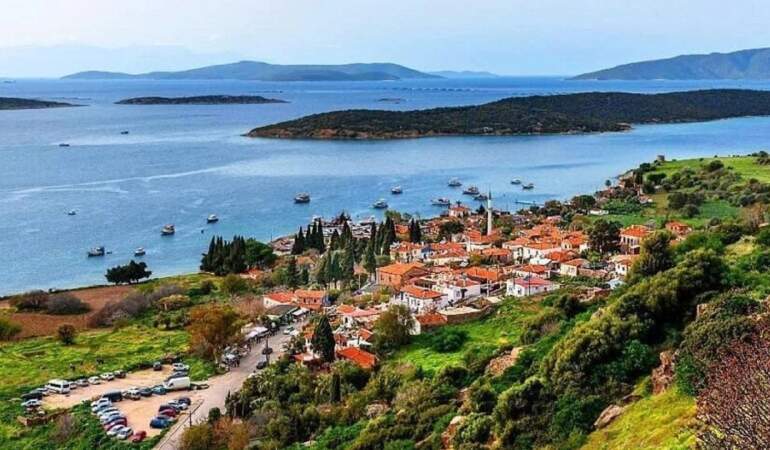 Çeşme’nin sakin balıkçı köyü! Binlerce yıllık gizli hazinesiyle göreni büyülüyor