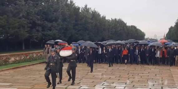 Özgür Özel, Anıtkabir’e yürüdü