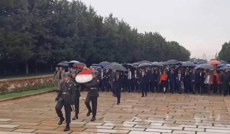 Özgür Özel, Anıtkabir’e yürüdü