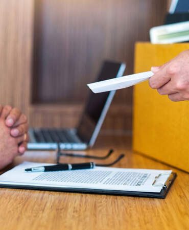 Dev kıyım başladı: 140 bin kişi bir gecede kapının önüne konuldu