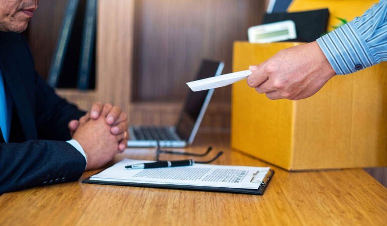 Dev kıyım başladı: 140 bin kişi bir gecede kapının önüne konuldu