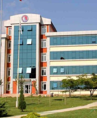 38 kız öğrencinin şikayet ettiği akademisyenin ihracını mahkeme durdurdu: “Çimenlerde yuvarlanıp günah işlemeyecek miyiz?”