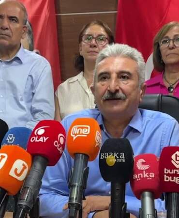 Bursa’da 17 ilçe yönetimi toplu istifa edip Yeni Parti’ye geçti