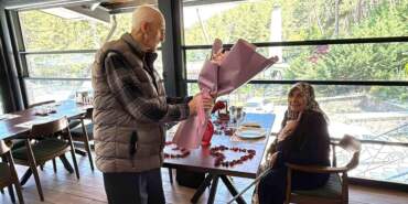 57 yıllık eşini yemeğe çıkarma hayalini gerçekleştirdi