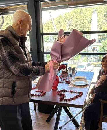 57 yıllık eşini yemeğe çıkarma hayalini gerçekleştirdi