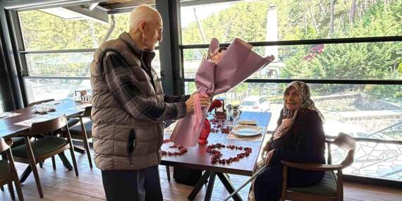 57 yıllık eşini yemeğe çıkarma hayalini gerçekleştirdi