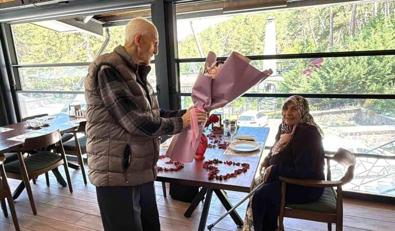 57 yıllık eşini yemeğe çıkarma hayalini gerçekleştirdi