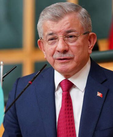 Ahmet Davutoğlu Siyasetten Çekildi: Gelecek Partisi Feshedildi