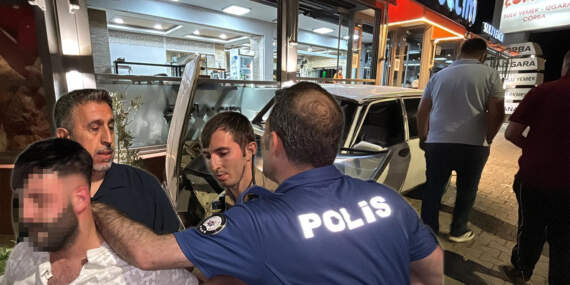 Alkollü Sürücü Kaza Yaptı, Akrabaları Ortalığı Birbirine Kattı: 12 Kişi Gözaltında