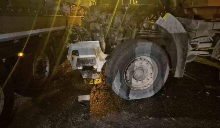 Sincan’da Hafriyat Kamyonu Tıra Çarptı