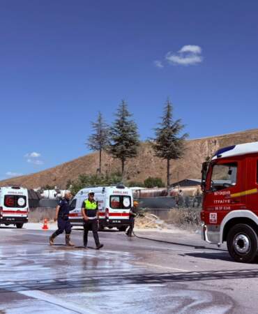 Ankara’da Direğe Çarpan Otomobilde 3 Yaralı