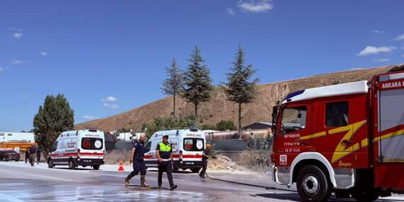 Ankara’da Direğe Çarpan Otomobilde 3 Yaralı