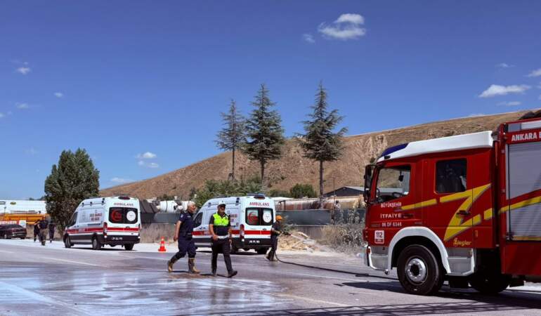 Ankara’da Direğe Çarpan Otomobilde 3 Yaralı