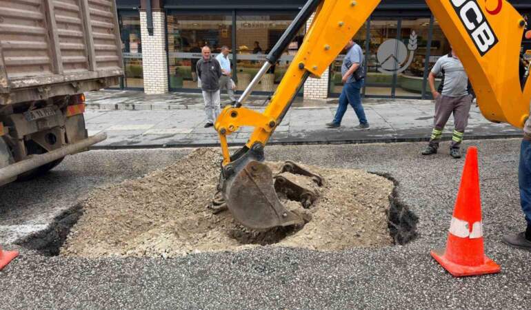 Ankara’da Sağanak Yağış Yol Çökmesine Neden Oldu