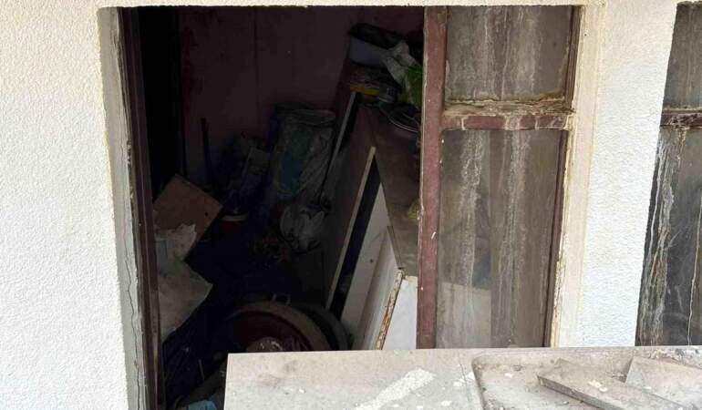 Ankara’da yaşlı çifte ait evden kamyon dolusu çöp çıkartıldı