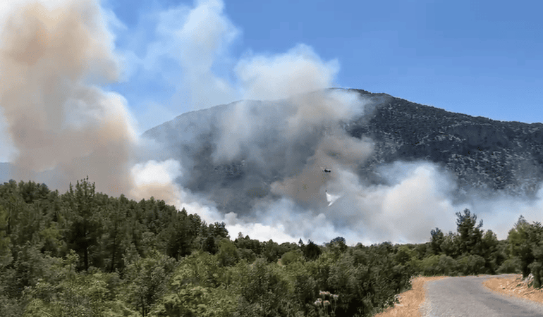 Antalya’da Korkutan Yangın! 9 Helikopter ve 3 Uçak Havalandı