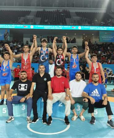 Bursa Büyükşehir Belediyesporlu güreşçiler, Ankara’dan 14 madalya ile döndü