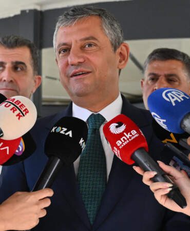 CHP’de Özgür Özel ve Ekibinin Yapacağı Kritik Toplantı Yarına Ertelendi: Milletvekili İstifaları Başladı