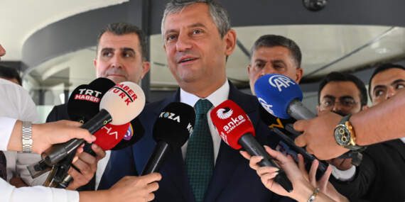 CHP’de Özgür Özel ve Ekibinin Yapacağı Kritik Toplantı Yarına Ertelendi: Milletvekili İstifaları Başladı