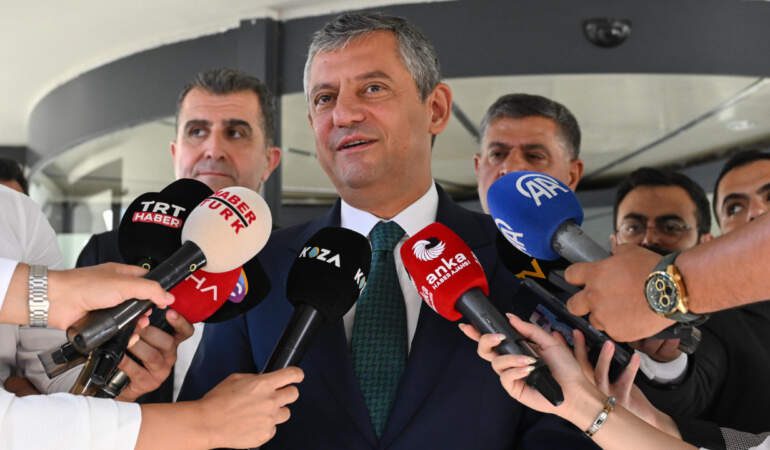 CHP’de Özgür Özel ve Ekibinin Yapacağı Kritik Toplantı Yarına Ertelendi: Milletvekili İstifaları Başladı