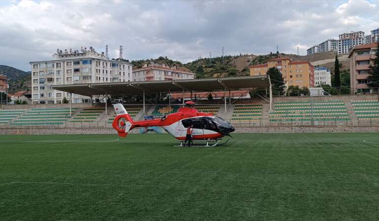 Çocuk Parmağa Kapı Sıkıştı, Helikopterle Sevk Edildi