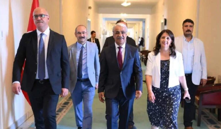 DEM Parti İmralı Heyeti, AK Parti ve MHP Temaslarından Sonra Abdullah Öcalan ile Görüşmek Üzere Yola Çıktı